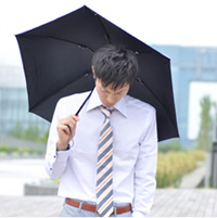 近年は、日傘を携帯する男性が急増中。